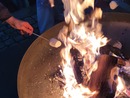 Marshmallows grillen über der Feuerschale